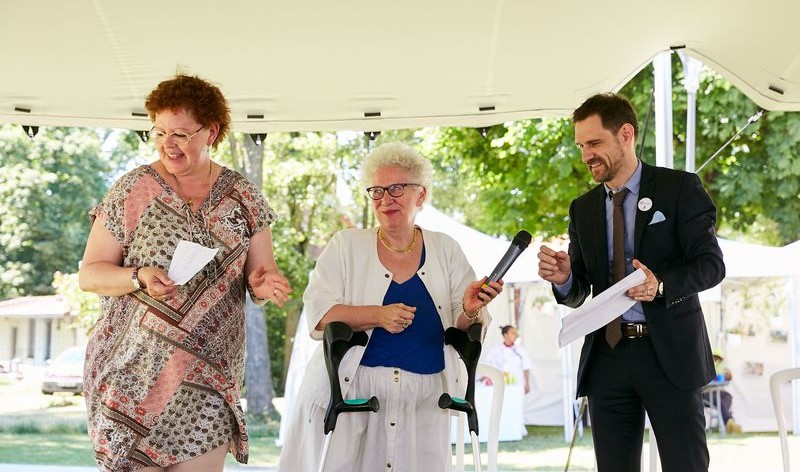 Sylvie Lalo, résidente de la Résidence accueil de Luppé, Marie-Sophie Desaulle, présidente de Vivre et devenir, et Christophe Douesneau, directeur général