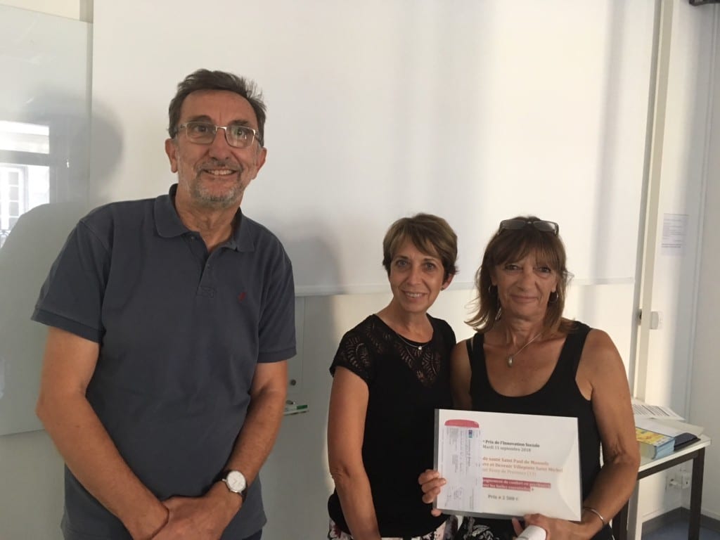 M. Christian Bruley, président de la Fondation La Bonne Jeanne avec Mmes Nicole Dupré et Bernadette Fage de la Maison de santé Saint-Paul à la remise du prix de la Fondation