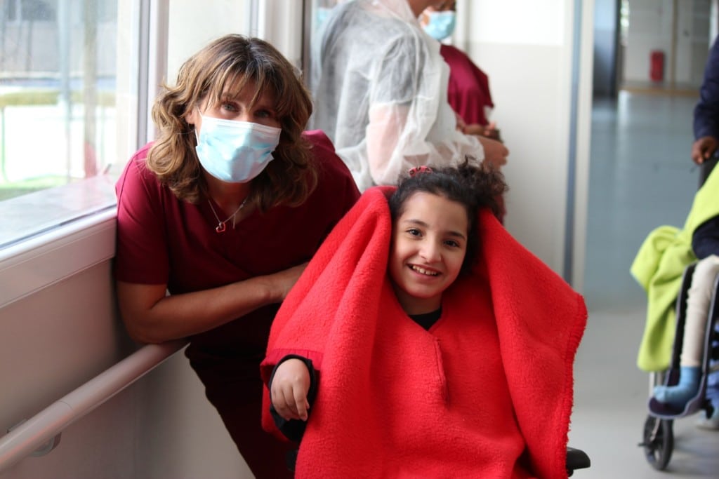 Photo professionnel et enfant pendant la crise du Covid-19 à l'IME Marie-Auxiliatrice