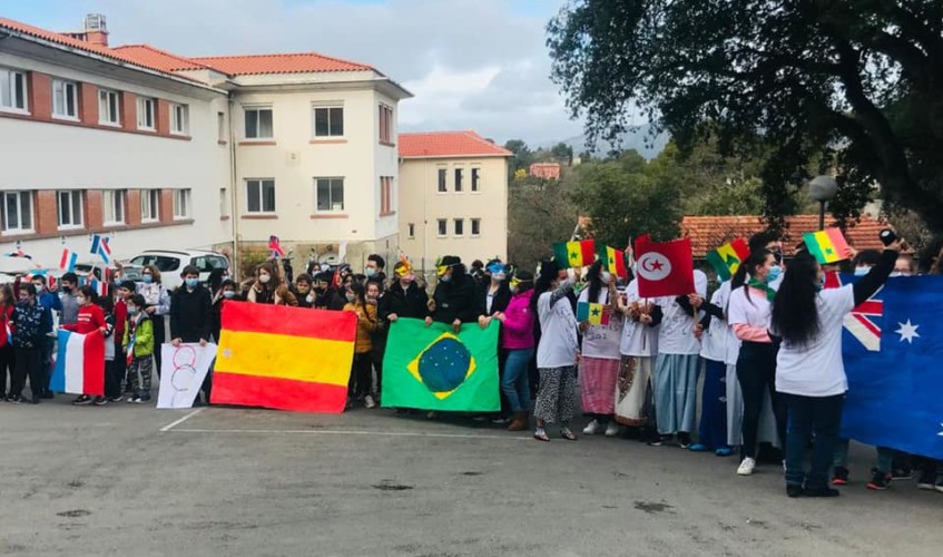 Les participants aux JO tenant des drapeaux de différents pays