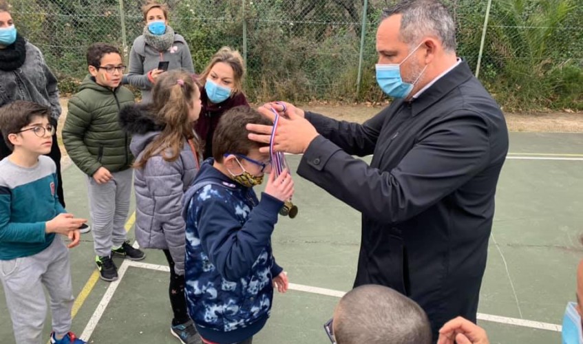 Un élève recevant une médaille