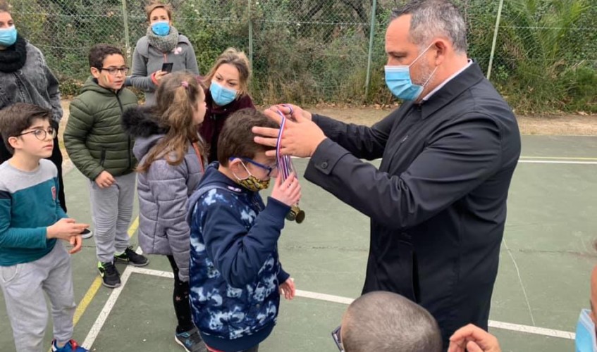 Un élève recevant une médaille