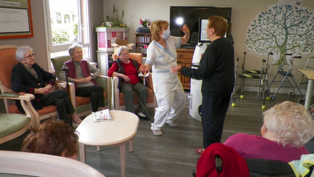 une professionnelle dansant avec une résidente