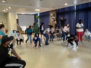 Les jeunes de l'IME Saint-Michel présentant leur chorégraphie de hiphop