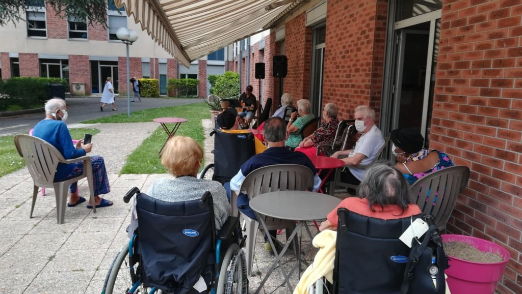 Les résidents de Sainte-Marie assistant à un concert pour la fête de la musique