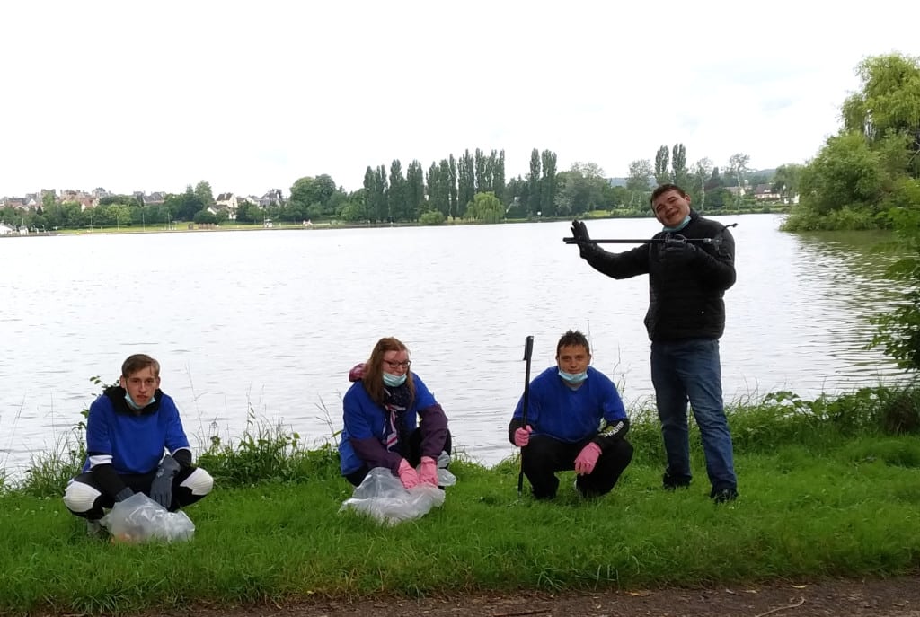 Les jeunes du Dispositif du Perche nettoient la base de loisirs du Pays Melois