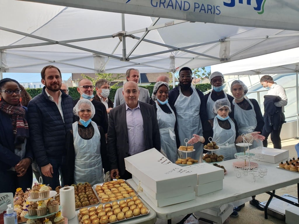 Les élèves et invités devant le buffet