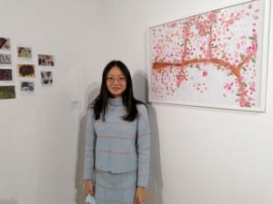 L’étudiante Liqiao Wei, organisatrice de l’exposition « La voix de mon cœur »