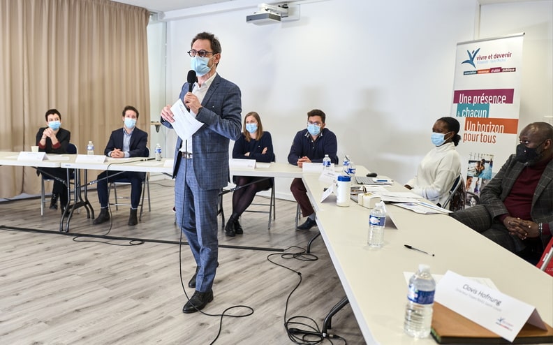 Table ronde avec les intervenants et Christophe Douesnaud, Directeur général