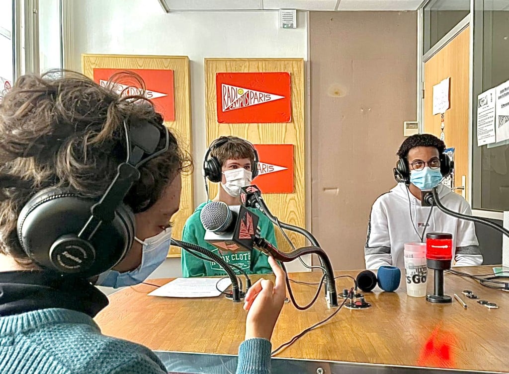 Élèves en atelier radio