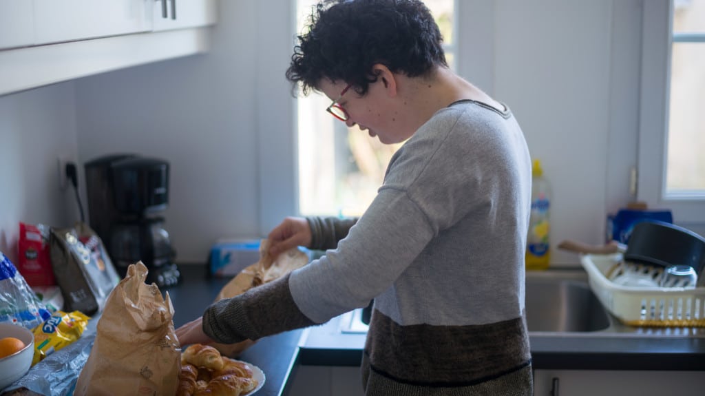 Mathilde prépare le petit déjeuner 