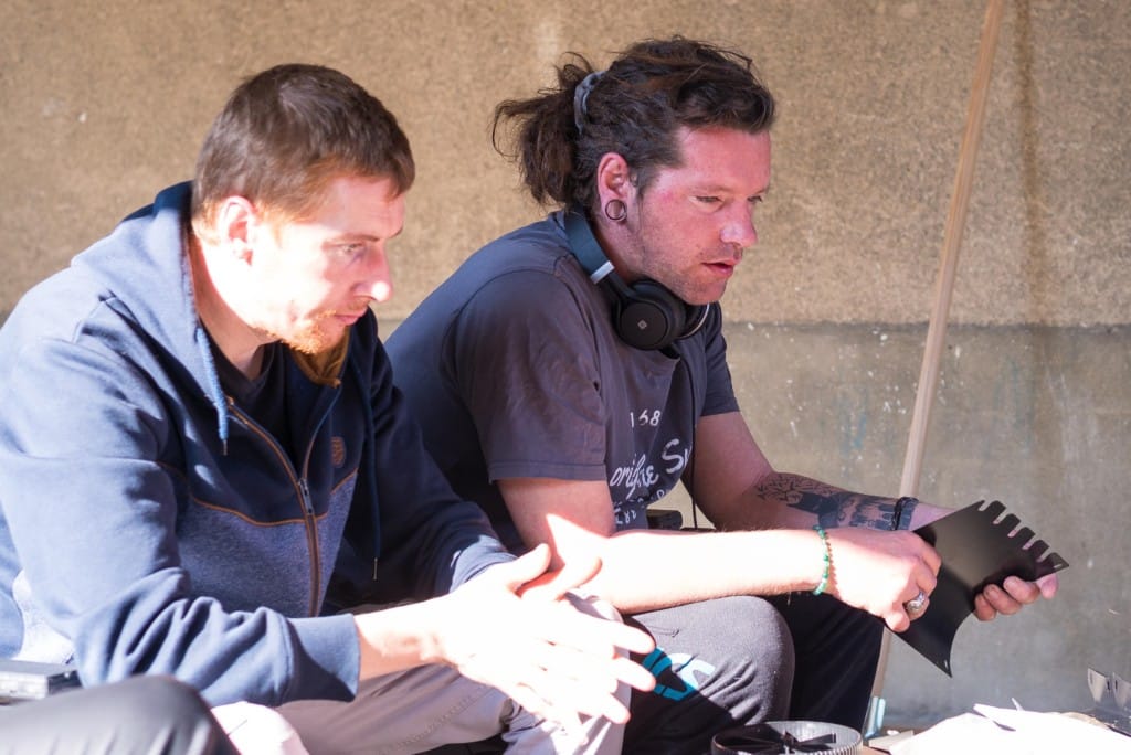 Pascal et Baptiste profitent du soleil dans le jardin de la maison