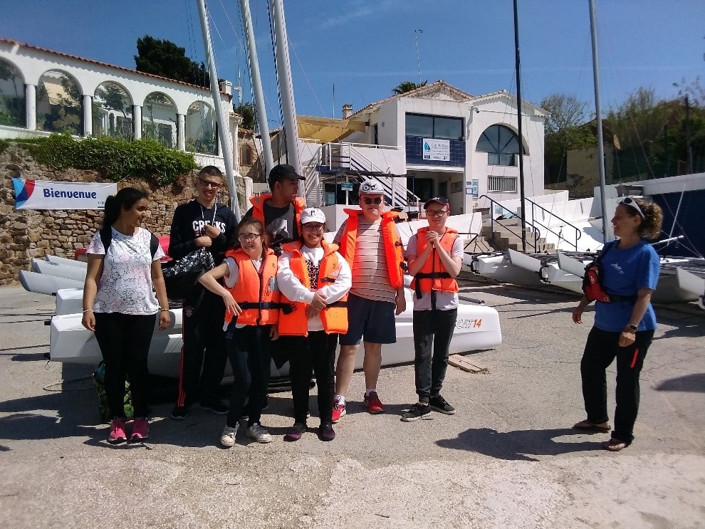 Hasna, Jissem, Yassine, Iléana, Philippine, Evan, Théo avec leur monitrice de voile, Nicole.