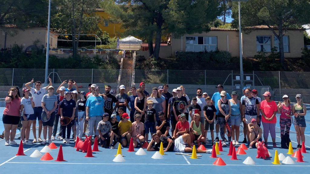 Les jeunes sur le court de tennis