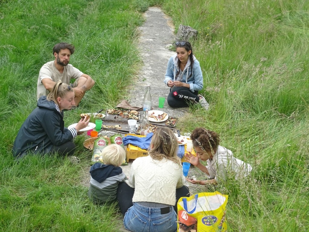 Repas dans l'herbe