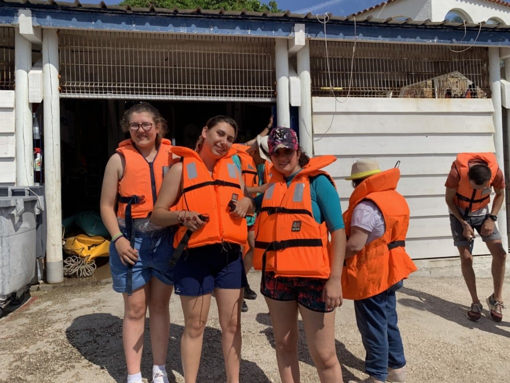 3 élèves à la voile