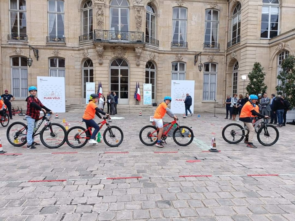 Les jeunes de l'IME Bell'Estello font du vélo à Matignon