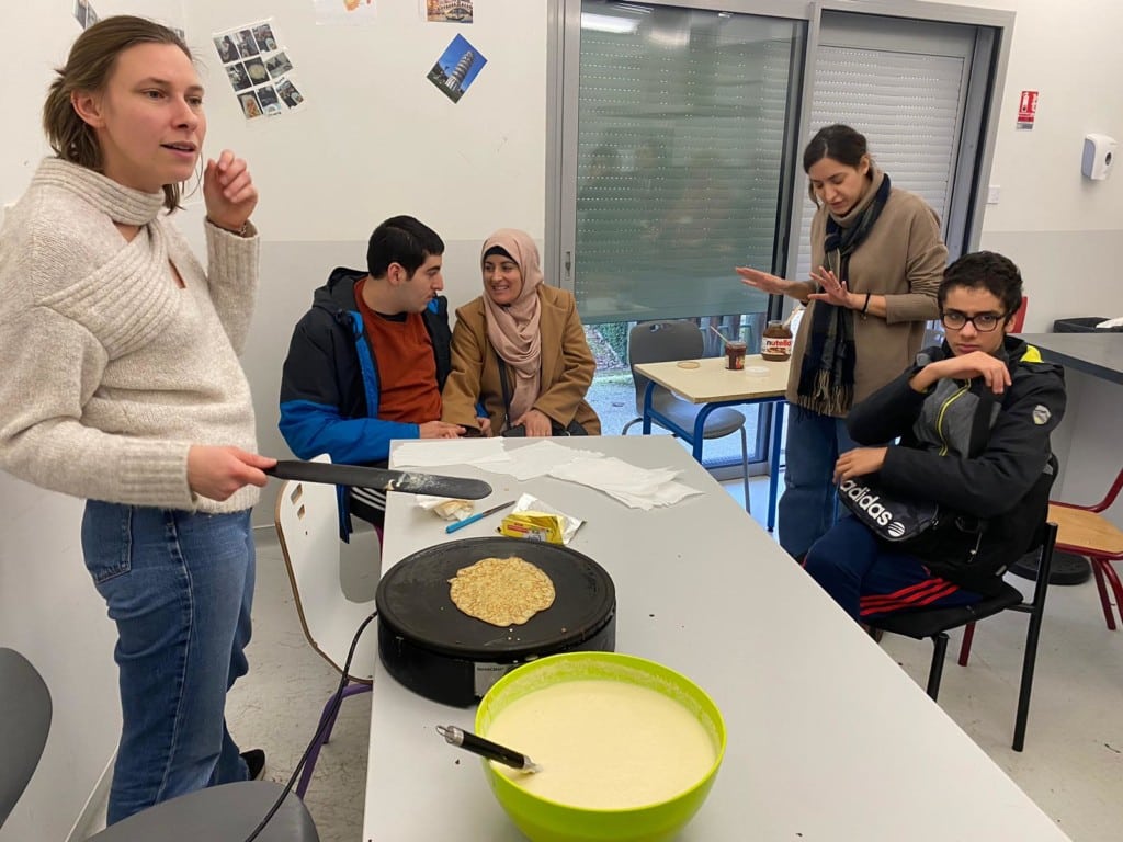 Les professionnels de l'IME préparent des crêpes aux familles