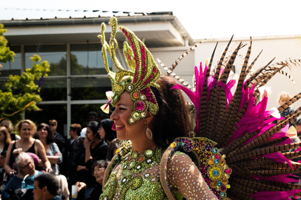 Danseuse en costume à plumes