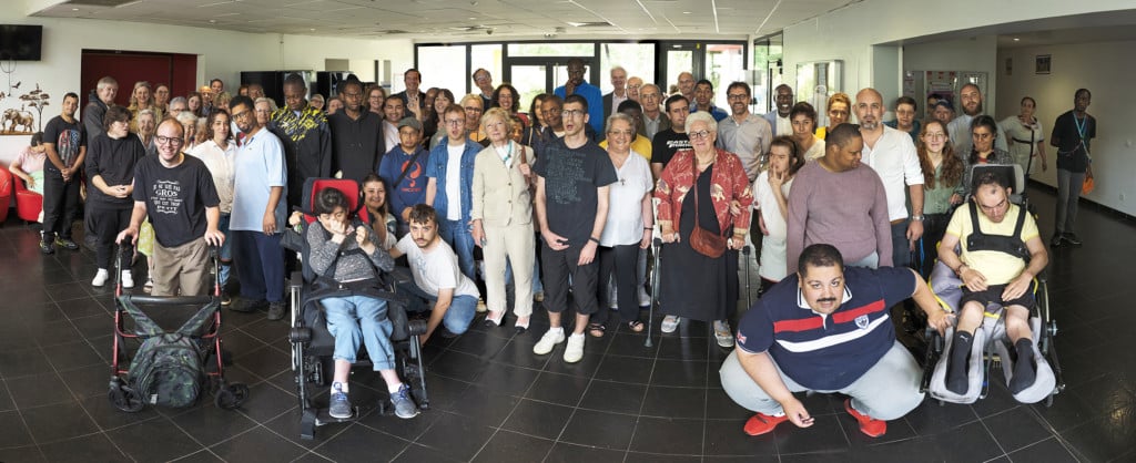 Photo des adhérents de l'association avec les résidents et les professionnels du Pôle handicap Saint-Louis lors de l'assemblée générale