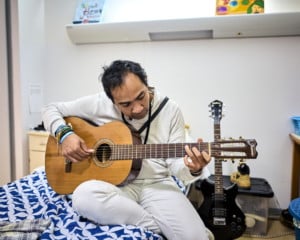 photo Patrick en train de jouer la guitare