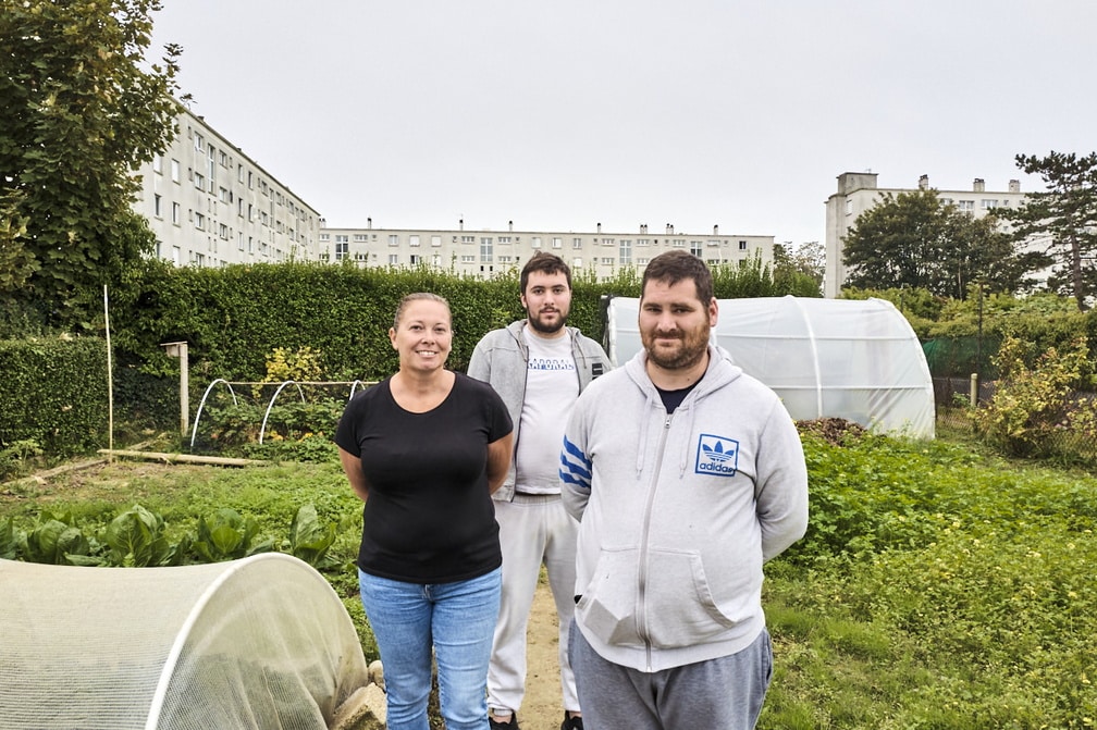 photo Christelle, auxiliaire de vie, avec Steven et Clément, locataires de la maison écoresponsable