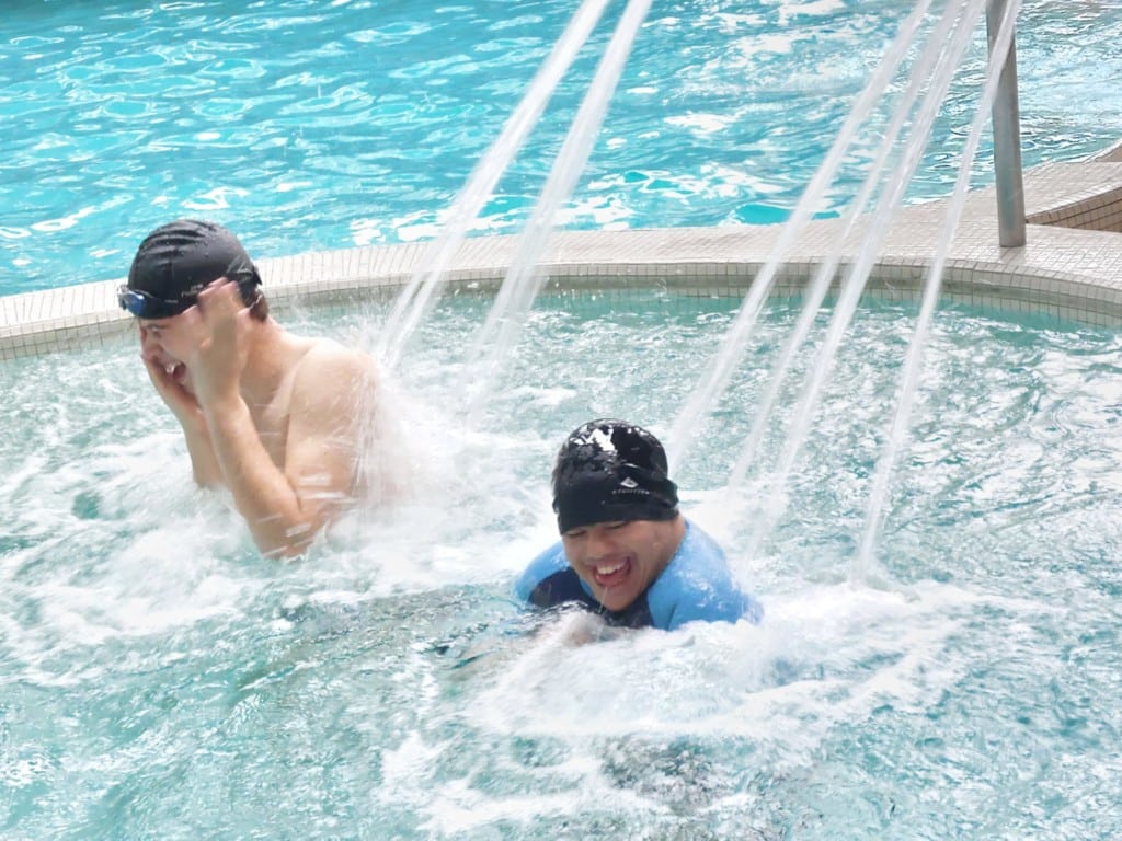 Deux jeunes s'amusent à la piscine