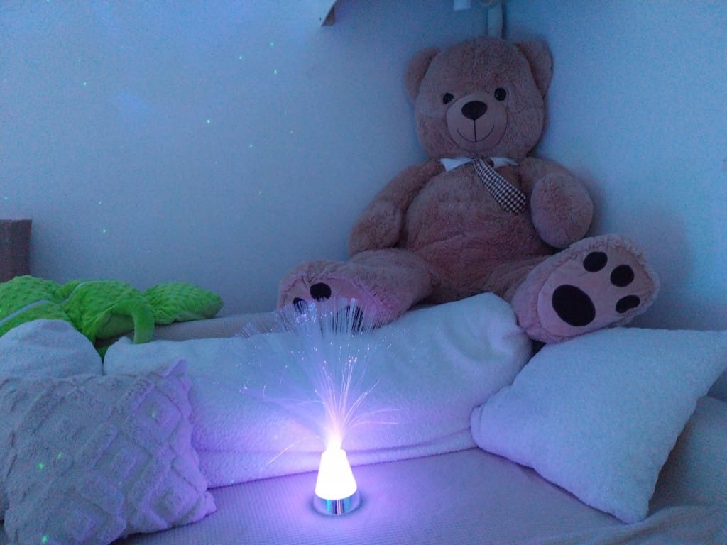 Grosse peluche dans la salle sensorielle du SESSAD Saint-Michel