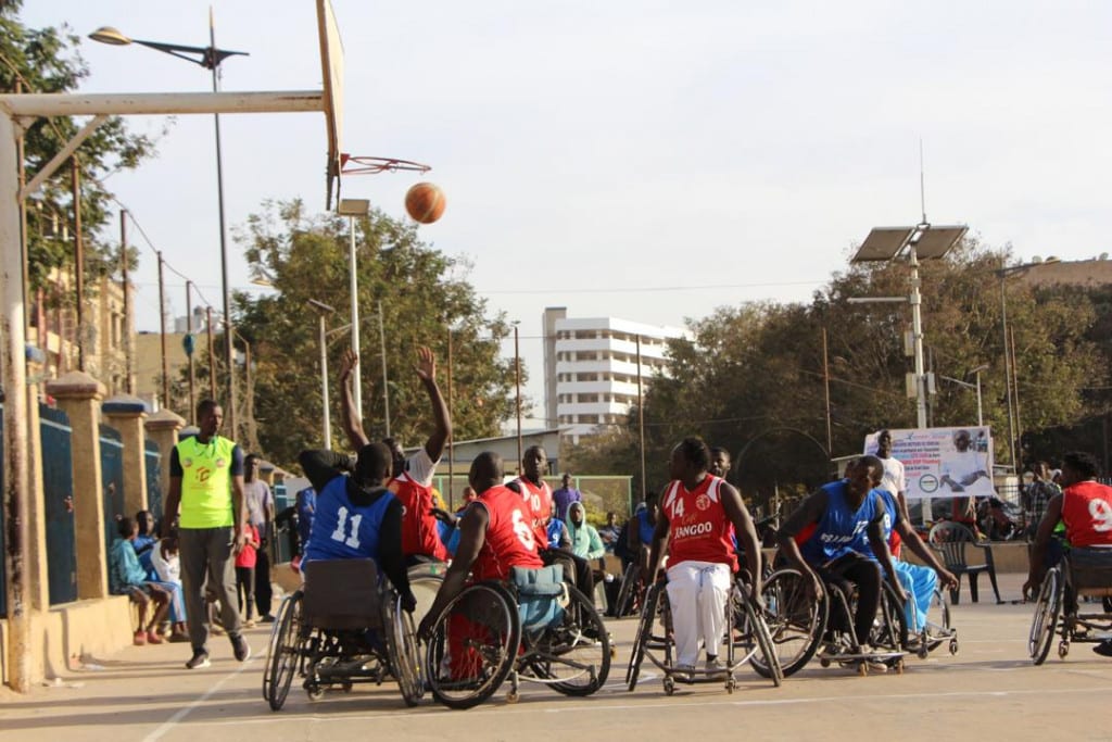 Match de basket en fauteuil à Grand Dakar