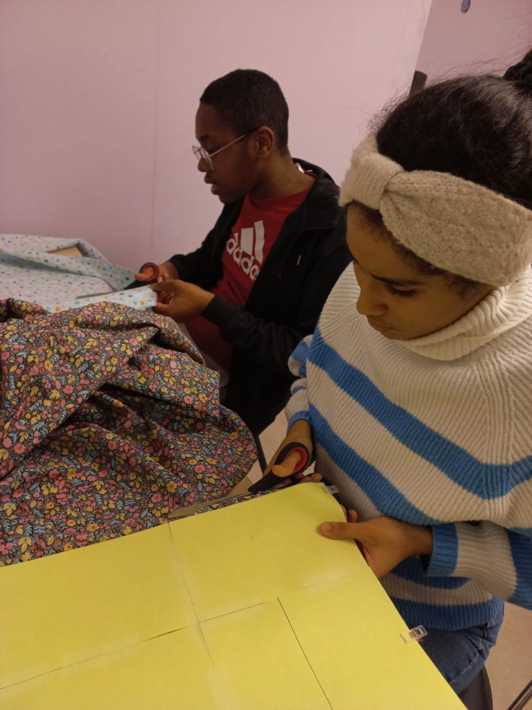 Jeunes du SESSAD Denisien pendant l'atelier de couture
