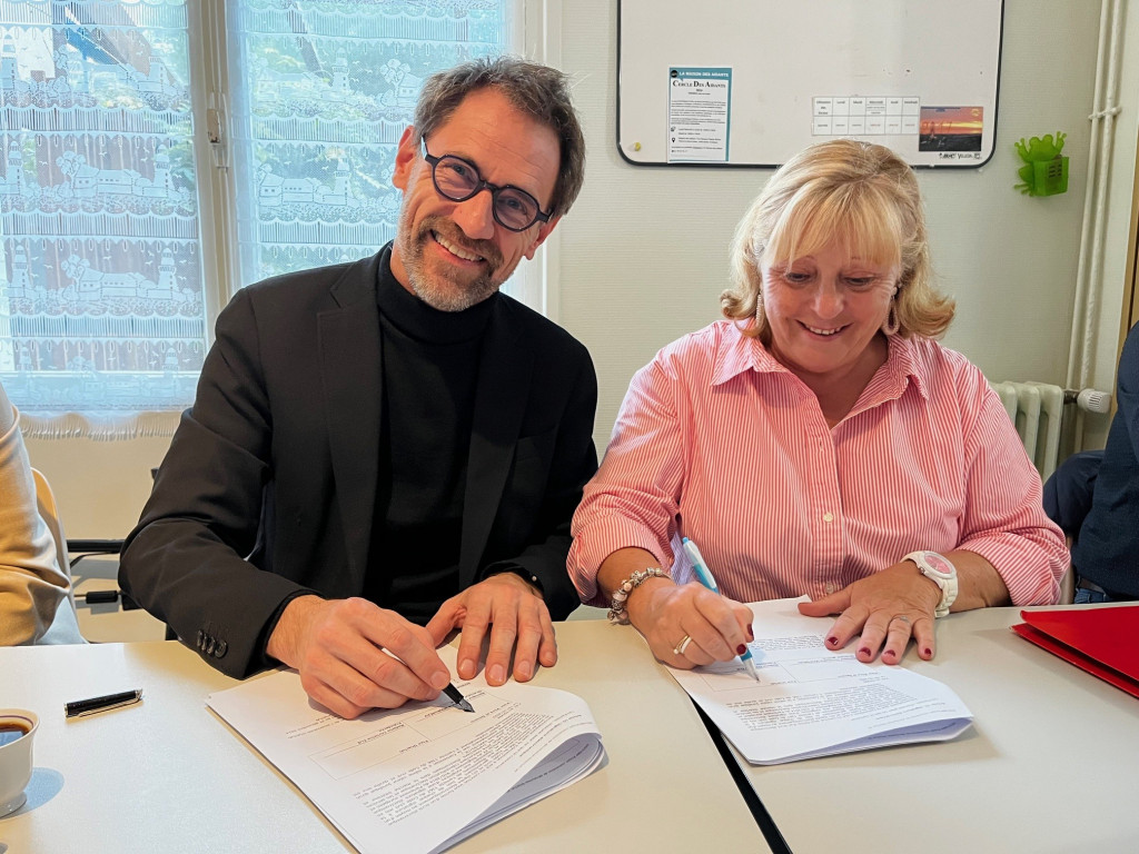 Signature de la convention de dévolution avec l’association UNACLUB au Havre par par Christine Elie, présidente de l’UNACLUB et Christophe Douesneau, directeur général de Vivre et devenir