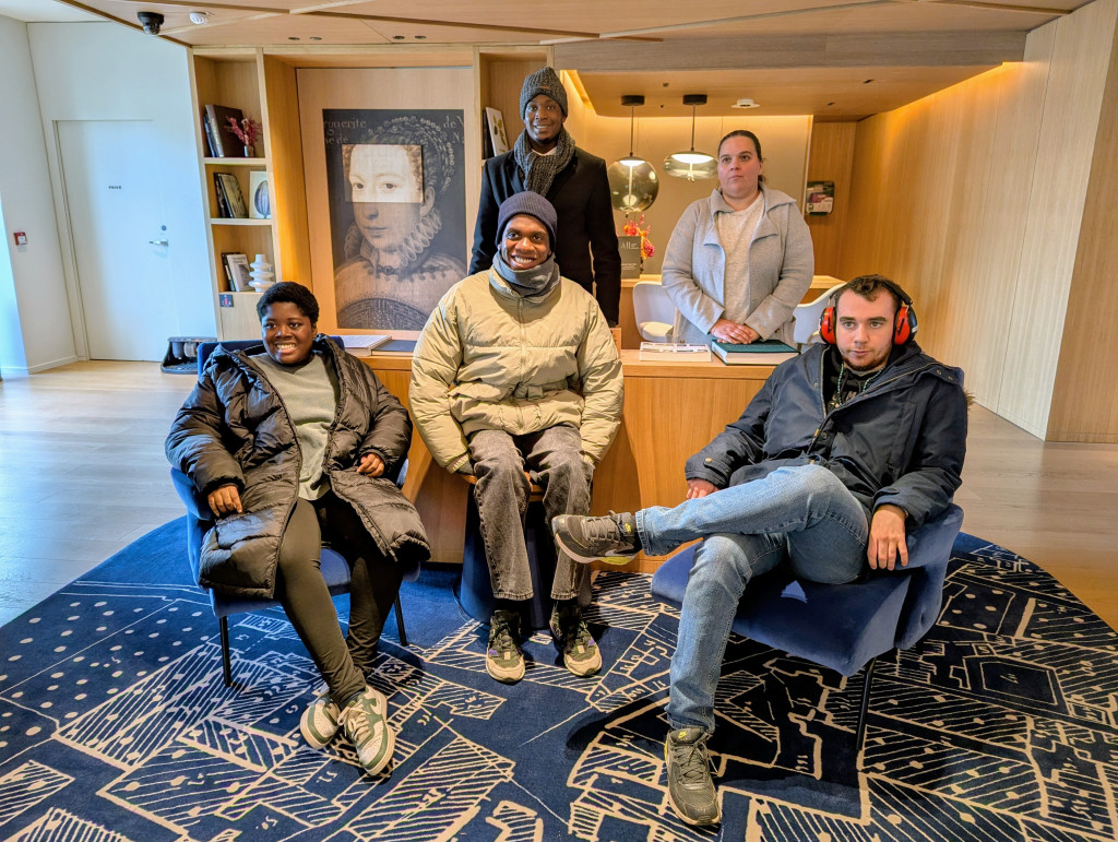 De gauche à droite : Armelle, Régis, Mamadou, Delphine la formatrice Handiwork et Clément à l'hôtel Reine Margot