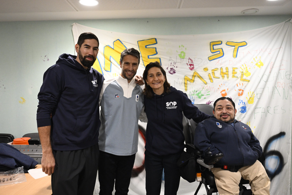 De gauche à droite : Nikola Karabatic, champion de handball, Tony Estanguet, champion de canoë, Amélie Oudéa-Castéra, présidente du Comité Olympique et Habd-Edinne Sebiane, membre du Comité paralympique à l'IME Saint-Michel