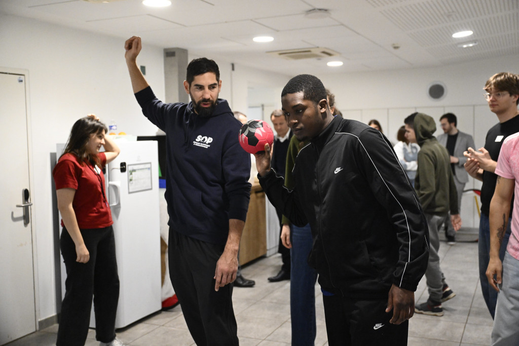 Nikola Karabatic pratique le handball adapté avec Mamadou