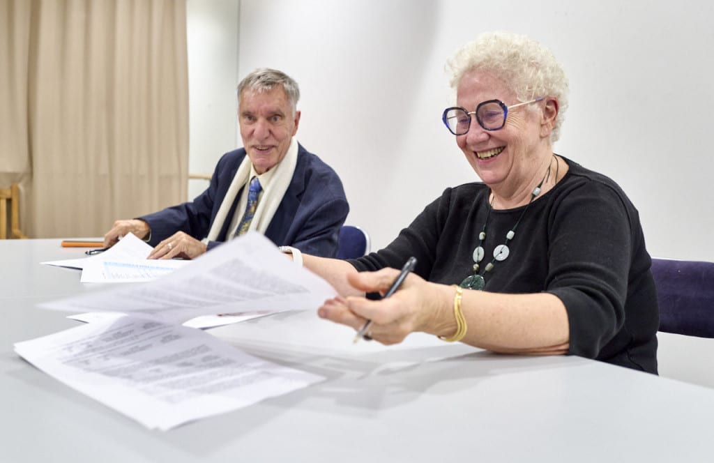 Jean-Marie Poujol, président du CDSEA et Marie-Sophie Desaulle, présidente de Vivre et devenir signent le traité de fusion entre les deux associations